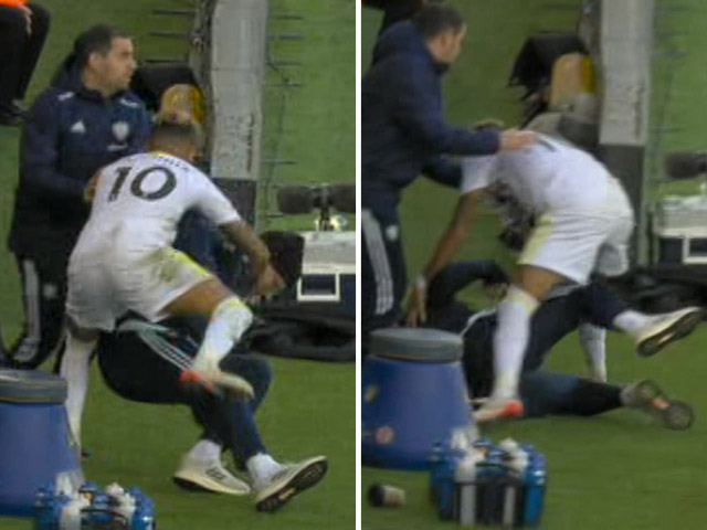 Bóng đá - HLV Marcelo Bielsa "dính đòn" hy hữu từ chính học trò, ngã dúi dụi xuống sân