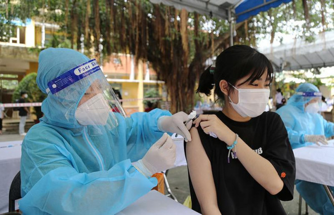 Tiêm vaccine phòng COVID-19 cho học sinh tại huyện Củ Chi, TP.HCM. Ảnh: HOÀNG GIANG