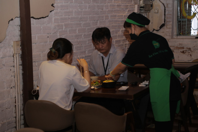 Một số bé tiếp tục ở nhà mẹ nuôi và ra quán phụ việc khi rảnh rỗi