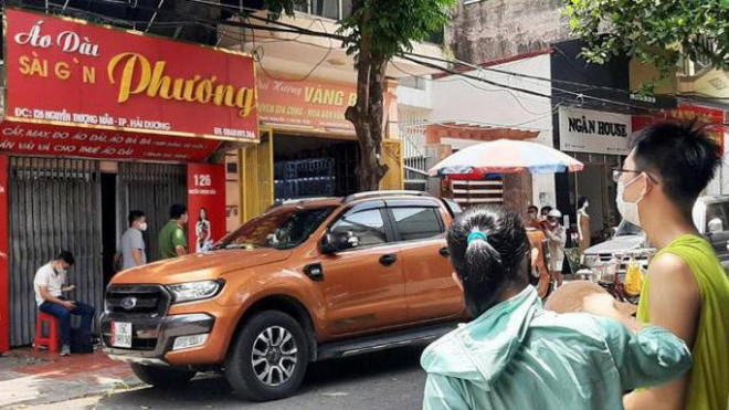 Lực lượng chức năng khám xét cửa hàng kinh doanh ở số nhà 126 Nguyễn Thượng Mẫn, TP Hải Dương