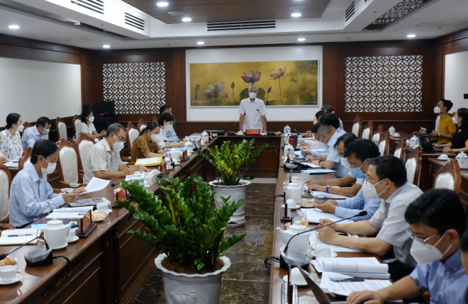 Phó Chủ tịch UBND TP HCM Võ Văn Hoan chủ trì buổi kiểm tra công tác chi hỗ trợ người dân gặp khó khăn tại quận Phú Nhuận sáng 2-11