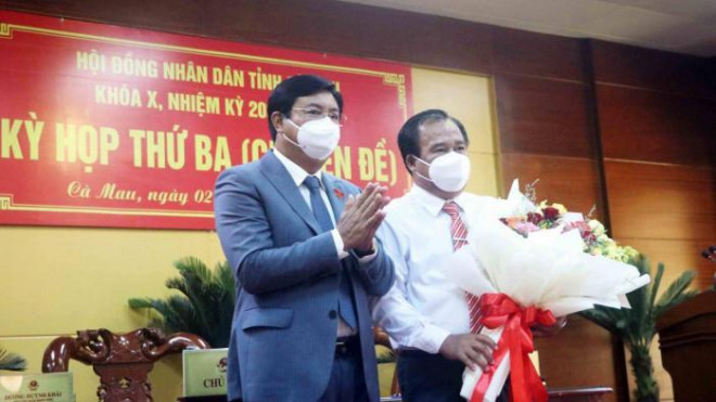 Bí thư Tỉnh ủy Cà Mau Nguyễn Tiến Hải tặng hoa chúc mừng ông Nguyễn Minh Luân - Giám đốc Sở GD&ĐT tỉnh Cà Mau vừa được bầu làm Phó Chủ tịch UBND tỉnh.