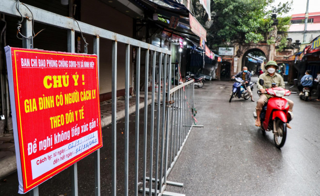 Lực lượng chức năng đã lập hàng rào, tạm thời phong toả một số cửa hàng tại chợ vải Ninh Hiệp