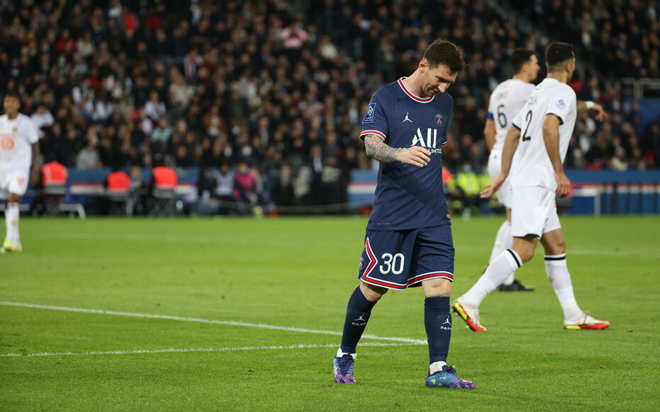 Messi bị đau và phải sớm rời sân trong trận đấu gặp Lille