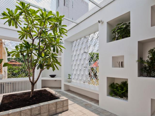 Kinh doanh - Ngỡ ngàng vẻ đẹp bên trong ngôi nhà nhỏ "lô cốt" trong ngõ hẹp ở TP.HCM