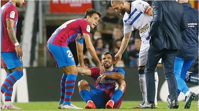 Aguero gặp vấn đề về tim mạch cuối hiệp đầu tiên&nbsp;và phải bỏ dở trận đấu mà Barcelona bị Alaves cầm hòa 1-1