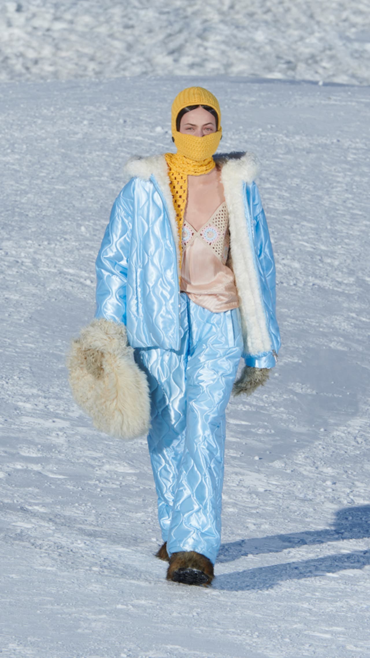 Phong cách quần áo trượt tuyết sang trọng lên ngôi trong mùa đông 2021 - 4