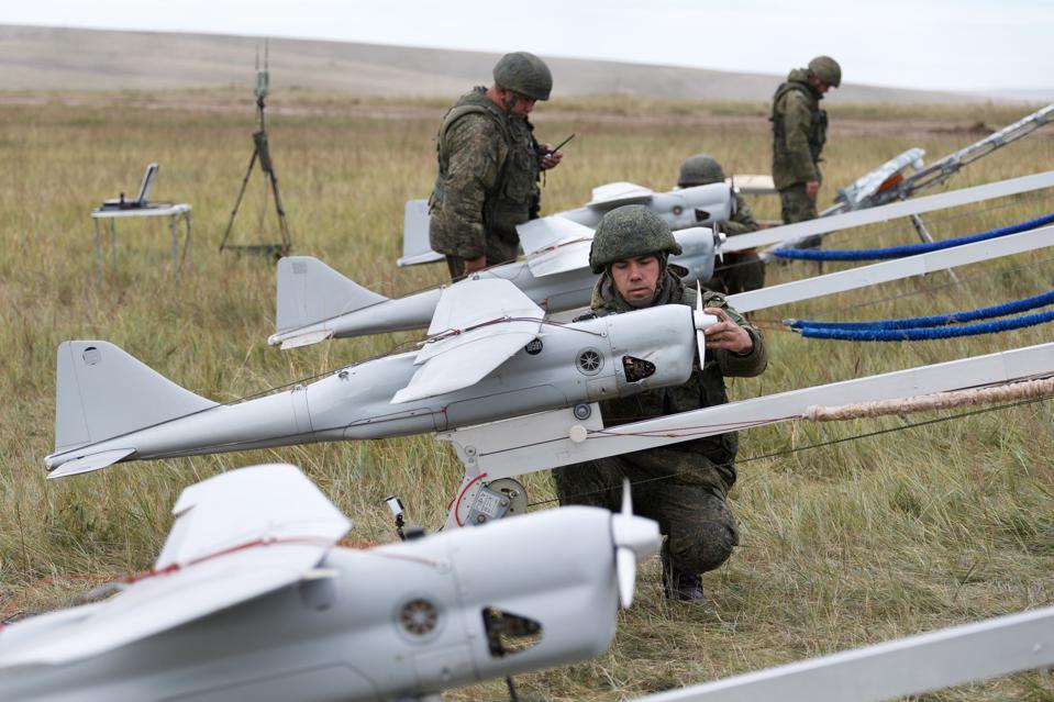 Orlan-10 là UAV trinh sát, cung cấp tọa độ cho pháo binh tấn công.