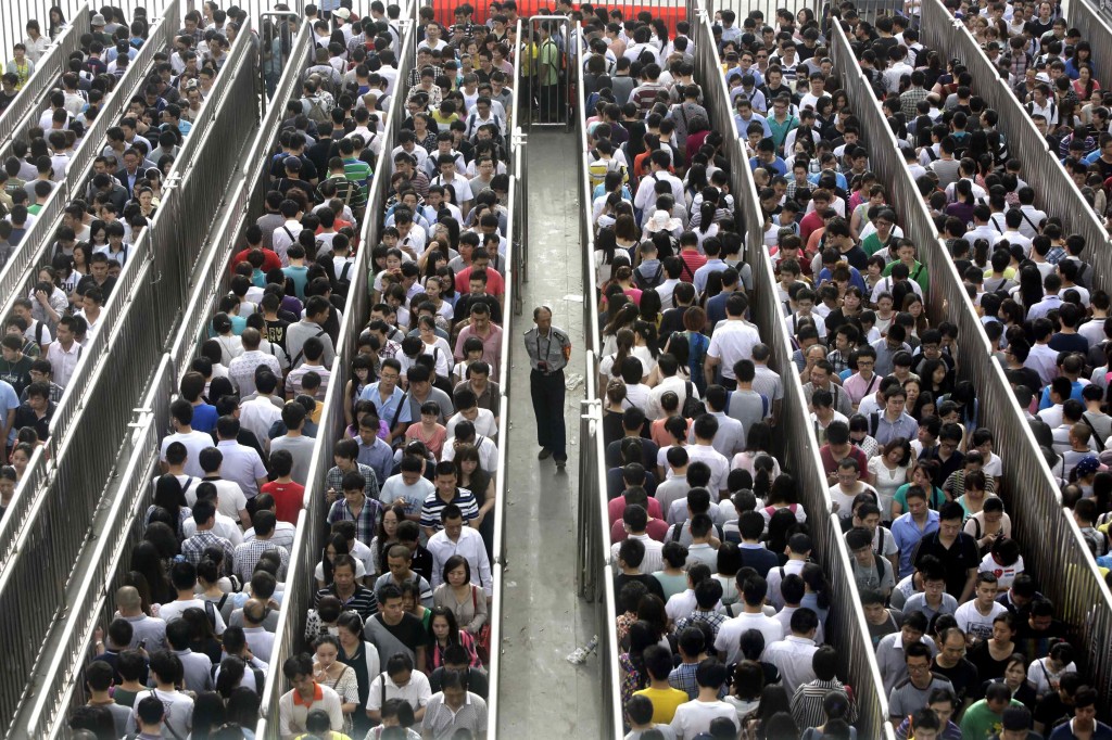 Hành khách chen chúc đợi tàu điện ngầm ở khu Tiantongyuan trước khi dịch Covid-19 xuất hiện tại Trung Quốc (ảnh: Hoàn cầu)