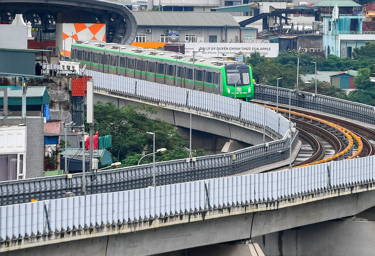 Đường sắt đô thị Cát Linh - Hà Đông có chiều dài tuyến đi trên cao là 13,5 km (từ Cát Linh đi Hà Đông), gồm 12 nhà ga trên cao.