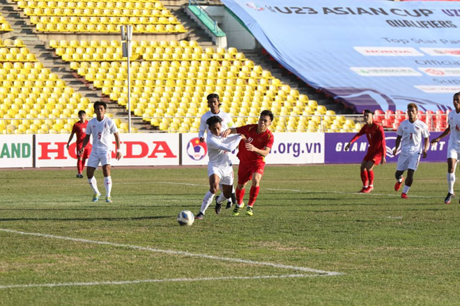 U23 Việt Nam (áo đỏ) gặp nhiều khó khăn trước đối thủ đồng trang lứa bên phía Myanmar