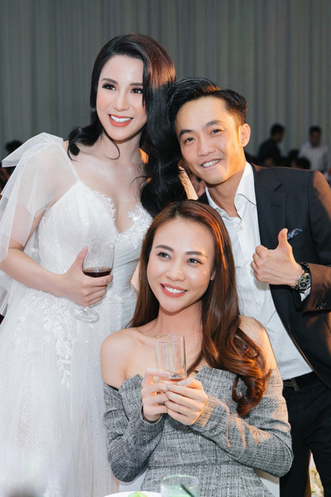 Vợ chồng Đàm Thu Trang - Cường Đô la cùng chung với với Diệp Lâm Anh trong ngày cưới của cô.
