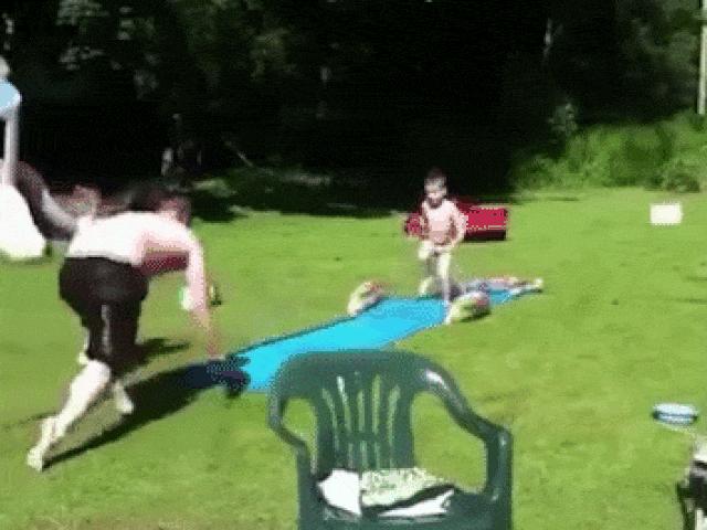 Tranh vui - Các nhóc tì "gặp họa" khi chơi cùng với những ông bố bá đạo