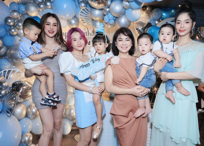 Trong tiệc sinh nhật hai con của Diệp Lâm Anh vào ngày 31.10 vừa qua, mẹ chồng xuất hiện vui vẻ bên cựu người mẫu dù hai con đang xảy ra trục trặc hôn nhân. 
