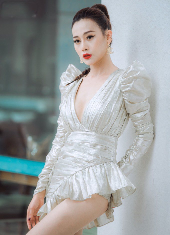 Thủy Tiên, Hiền Hồ xử lý khéo léo tránh sự cố trang phục nơi đông người - 9