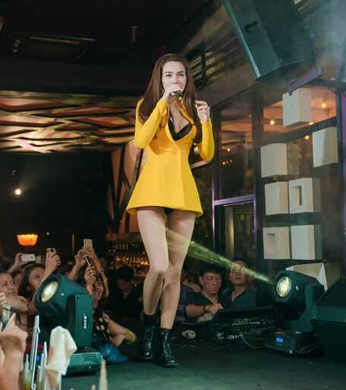 Thủy Tiên, Hiền Hồ xử lý khéo léo tránh sự cố trang phục nơi đông người - 8