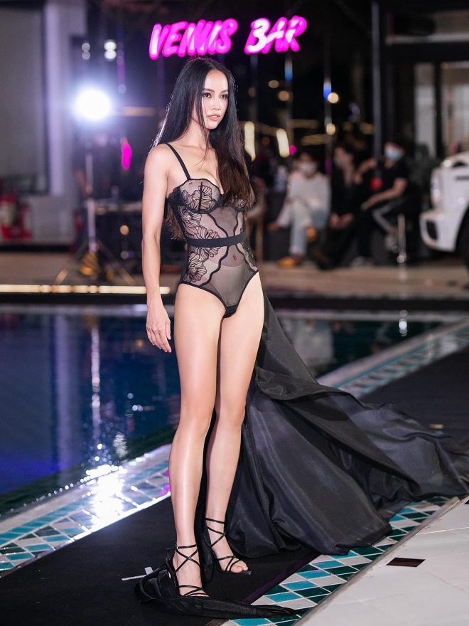 Thủy Tiên, Hiền Hồ xử lý khéo léo tránh sự cố trang phục nơi đông người - 6