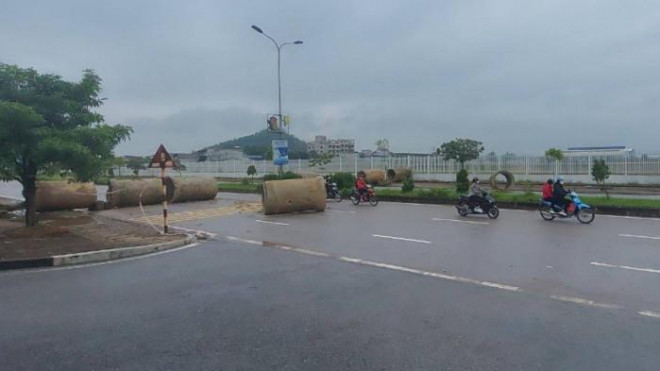 Hiện nay, các ống cống vẫn được xếp ngổn ngang, la liệt trên nhiều tuyến đường trong KCN Điềm Thụy.