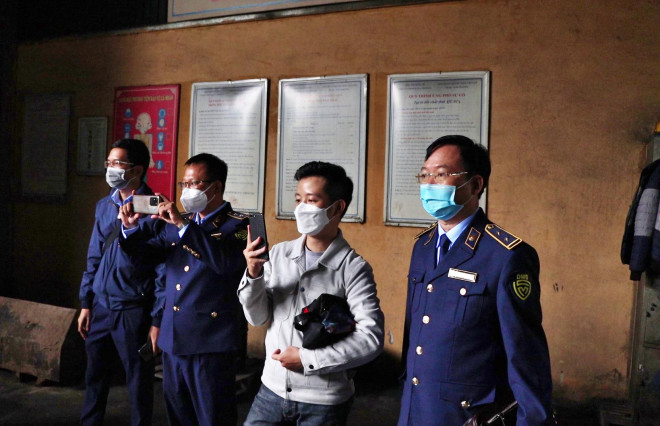 Việc tiêu hủy được giám sát trước chủ hàng và các đơn vị liên quan (Ảnh: DMS).