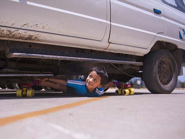 Thể thao - Độc đáo môn chơi chui gầm hàng chục ôtô, chỉ người siêu dẻo thi đấu