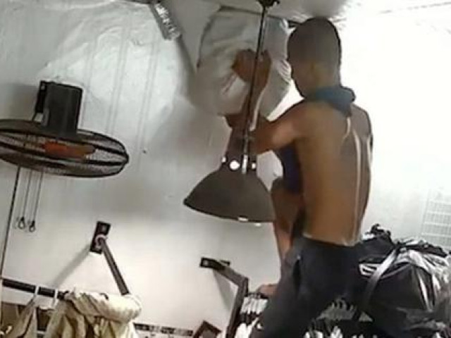 Pháp luật - Những tên trộm "bá đạo": Lễ phép thắp hương trước bàn thờ gia chủ trước khi "hành sự"