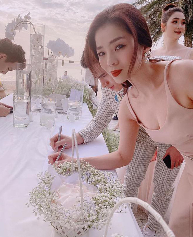 Trong một số bữa tiệc, cô dâu và chú rể còn yêu cầu khách mời mặc theo dresscode để tạo sự hài hòa, đồng nhất.
