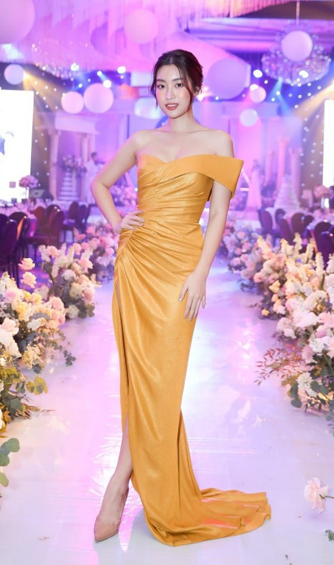 Trong tiệc đám cưới Á hậu Thúy An, Đỗ Mỹ Linh mặc thiết kế váy dạ hội màu vàng.
