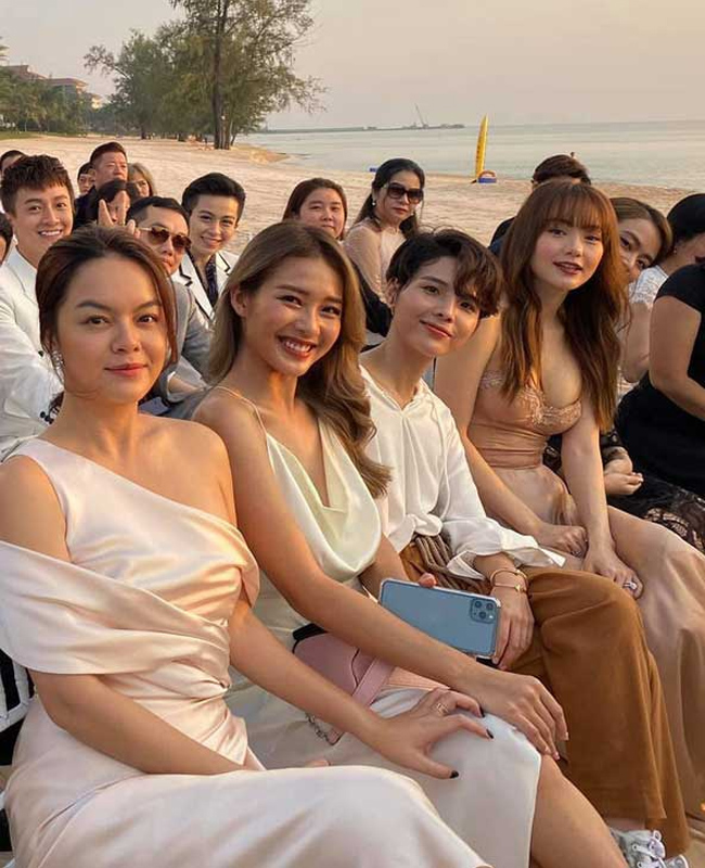 Minh Hằng đẹp lấn át dàn khách mời vì diện váy tôn vòng 1.
