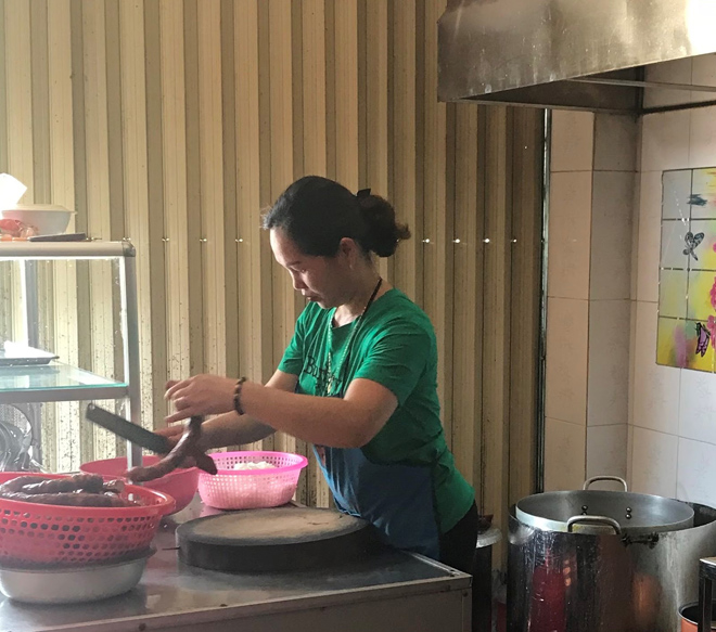 Công việc buôn bán hay phải nói nhiều nên chị Hoan thường bị khản tiếng