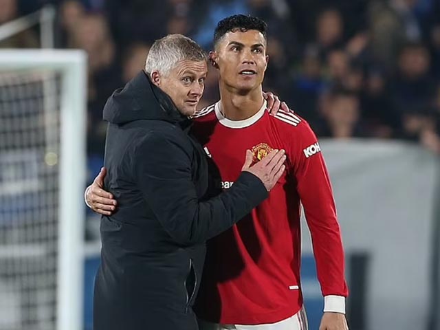 HLV Solskjaer chúc mừng Ronaldo sau trận