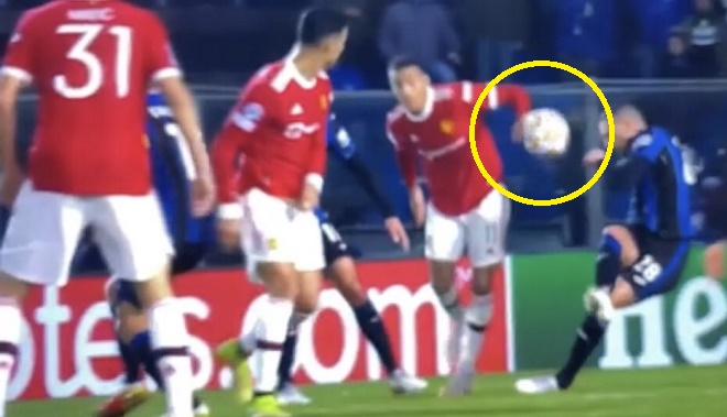 Tình huống bóng chạm tay Greenwood trước khi Ronaldo ghi bàn gỡ hòa 2-2