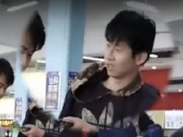 Bạn trẻ - Cuộc sống - Nữ sinh bị nam sinh đánh sưng mặt vì tranh giành chỗ ăn cơm