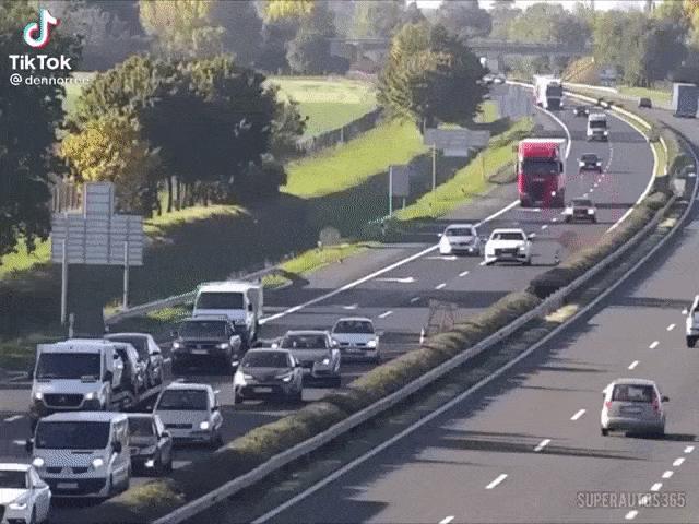 Clip giao thông - Clip: Tài xế xe SUV đánh lái cực nhanh né tai nạn liên hoàn trên cao tốc