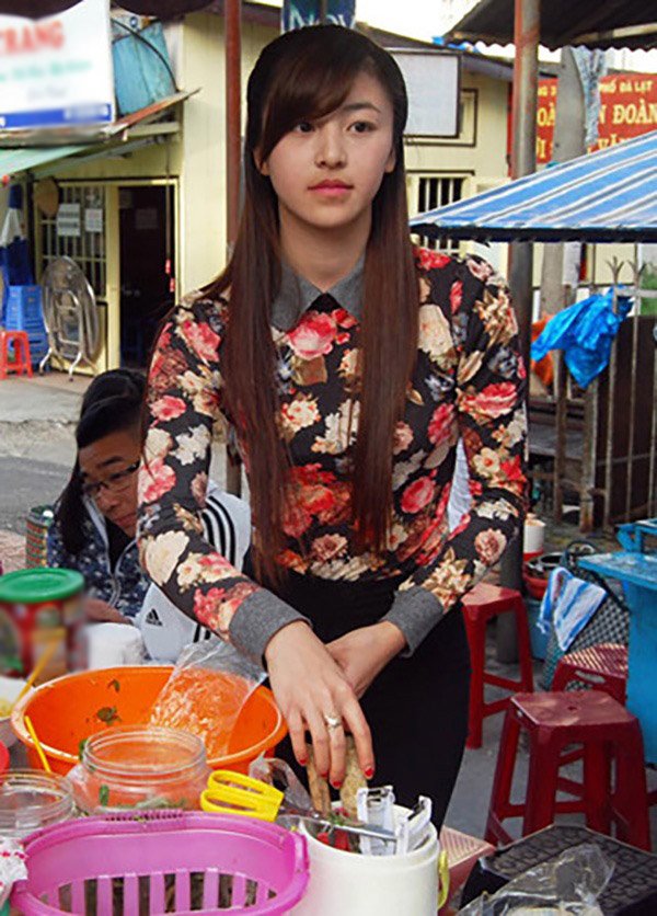 Lưu Hoài Bảo Chi sinh năm 1991, quê tại Đà Lạt, nổi tiếng trên mạng xã hội với biệt danh "hot girl bánh tráng trộn".
