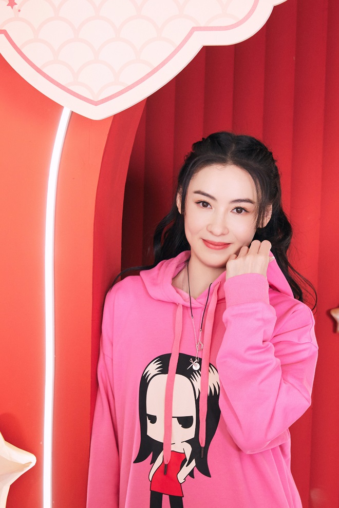 Trương Bá Chi mặc áo màu hồng dễ thương, trang điểm xinh đẹp, liên tục cười nói tạo bầu không khí vui vẻ.