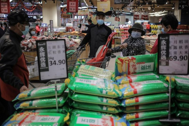 Người dân mua sắm trong siêu thị ở Bắc Kinh vào ngày 2-11. Ảnh: EPA-EFE&nbsp;