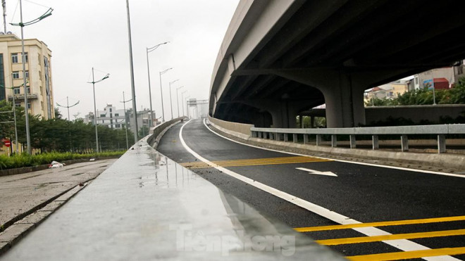 Các nhánh nối để lên xuống được thiết kế tại nút giao Hoàng Quốc Việt, nút giao Cổ Nhuế và đoạn trước cửa khu đô thị Nam Thăng Long (Ciputra). Mỗi nút giao này sẽ được xây dựng 2 nhánh gồm lối lên và xuống. Quy mô bao gồm một làn xe ô tô và một làn khẩn cấp.