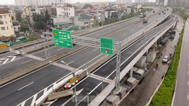 Phía đường trên cao, biển bảng chỉ dẫn lối lên xuống vẫn ở tình trạng đường cụt.