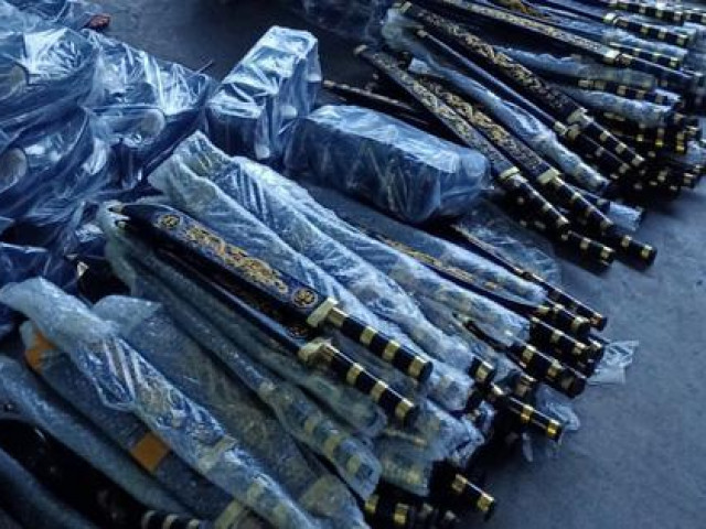 Thị trường - Tiêu dùng - Lợi dụng mạng xã hội, tiểu thương ở Thanh Hóa bán online hàng trăm kiếm, mã tấu