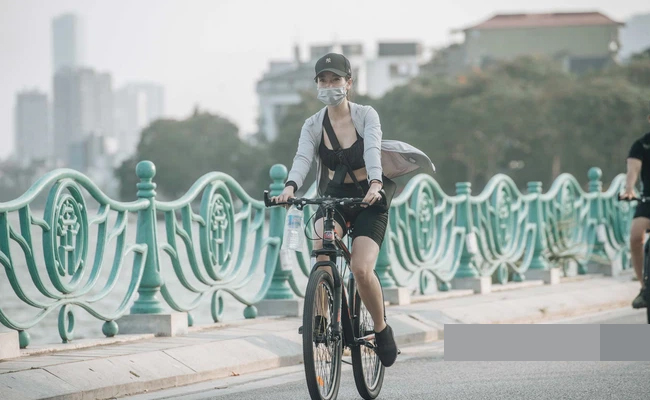 Người đẹp Việt ưa chuộng mặc legging đạp xe quanh hồ Tây
