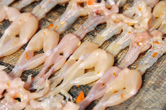 Đây là một loại đặc sản nổi tiếng ở miền Tây, làm từ loài nhiều người nhìn đã thấy rùng mình nhưng rất đắt&nbsp;khách
