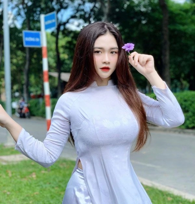 Lê Thị Thu Thảo cũng là hot girl Sài thành nổi tiếng với những hình ảnh diện áo dài duyên dáng. 
