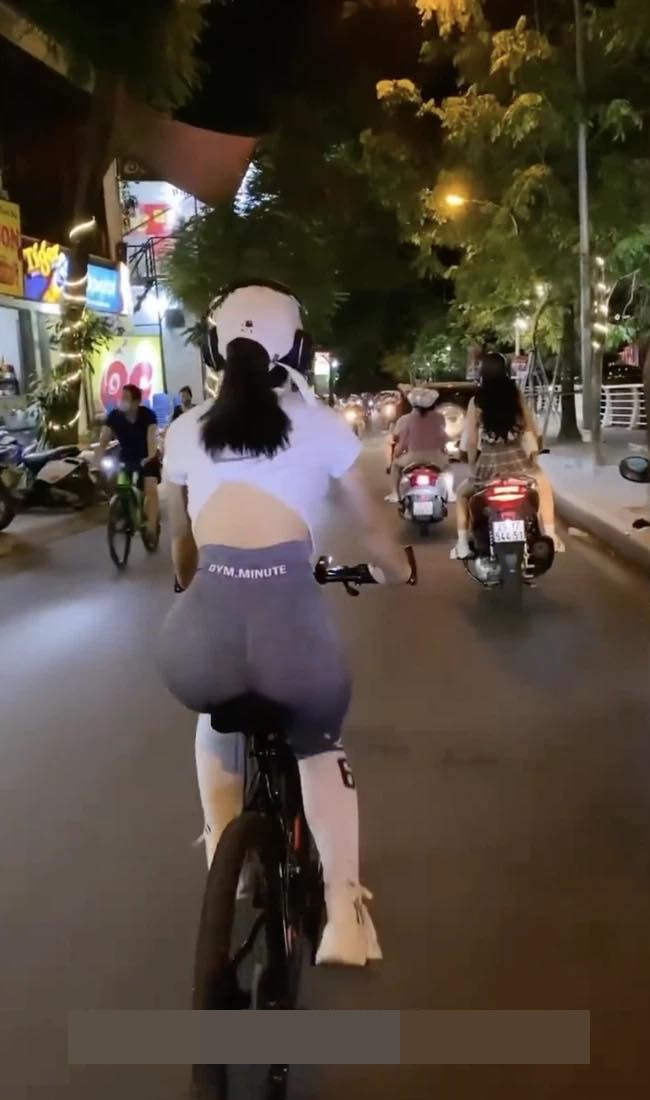 Trong một set đồ khác mặc đi đạp xe, cô nàng diện quần cạp cao kết hợp áo croptop.
