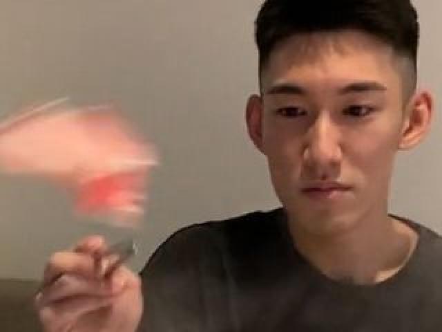 Bạn trẻ - Cuộc sống - Chàng trai bắt trend biểu diễn màn nhúng lẩu trước bạn gái ngờ đâu gặp cái kết ê chề