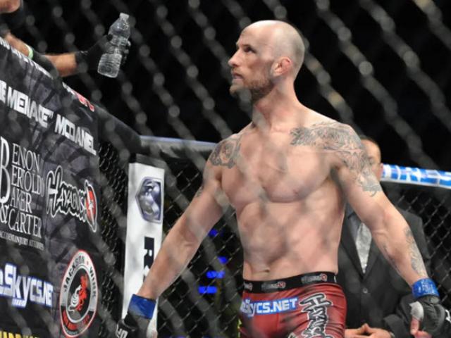 Thể thao - Cú sốc: Ra đường va chạm xe, võ sĩ rút súng bắn luôn người đi đường