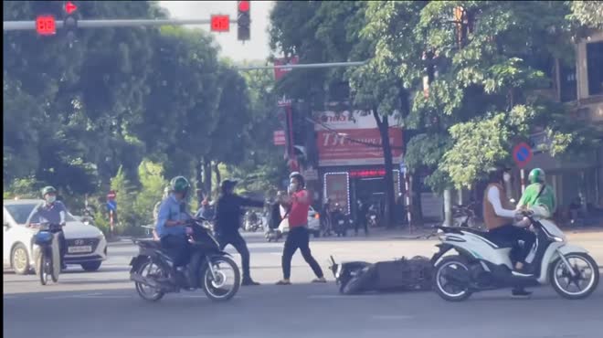 Hai tài xế bỏ xe lao vào đánh nhau trên phố Hà Nội.