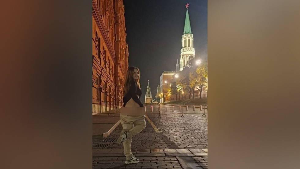 Nữ ngôi sao phim khiêu dâm cởi đồ khoe thân trước điện Kremlin, Nga. Ảnh: East2West