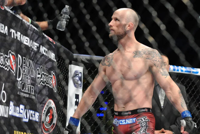 McDaniel đã quá quen với chiếc các chiếc lồng bát giác, xung quanh toàn sắt (sàn đấu), nhưng giờ anh có thể phải ngồi sau song sắt