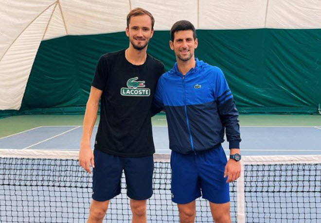 Medvedev (trái) và Djokovic (phải) tập luyện và giao lưu 1 set với nhau trước thềm Paris Masters 2021