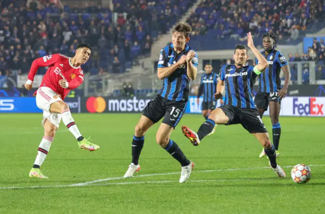 Ronaldo ghi bàn ở cuối mỗi hiệp để giúp MU thoát thua Atalanta khi làm khách ở Bergamo